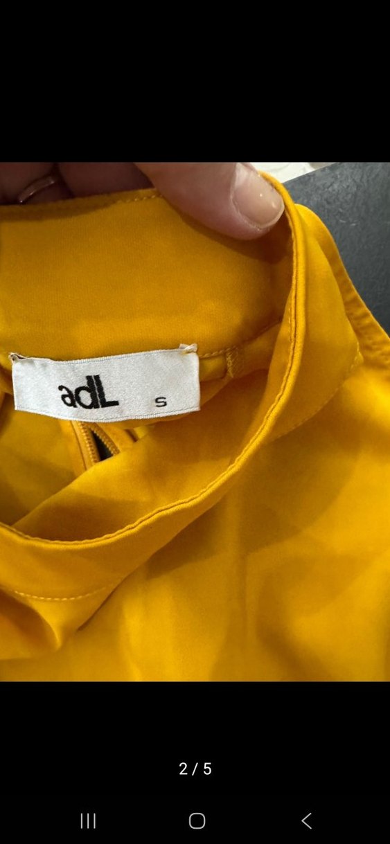 Sarı Kemerli Yüksek Yakalı Kolsuz Bluz - Görsel 3