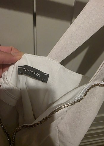 Drapeli V Yaka Beyaz Mini Elbise - Görsel 4