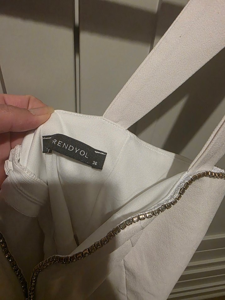 Drapeli V Yaka Beyaz Mini Elbise - Görsel 4