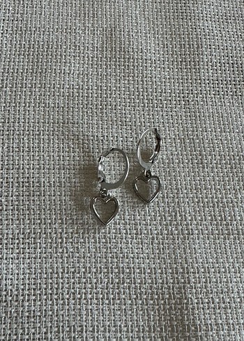 Gri Zincir Detaylı Minimalist Kalp Desenli Kadın Küpe