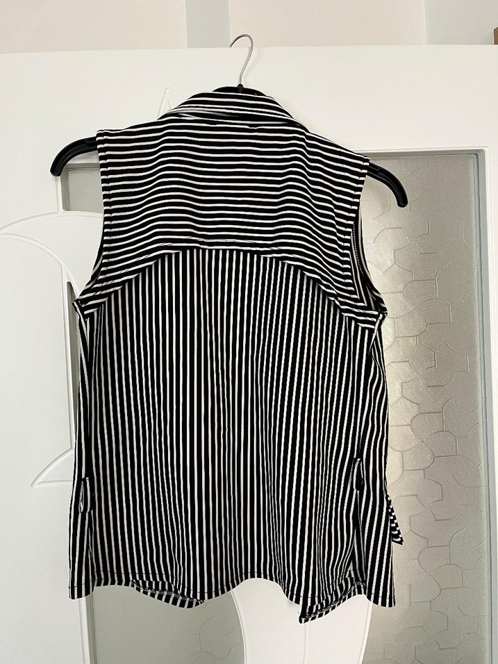 Siyah beyaz çizgili, sırt detaylı kolsuz ceket. - Görsel 2