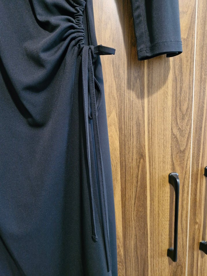 Drapeli Siyah Uzun V Yaka Elbise - Görsel 5