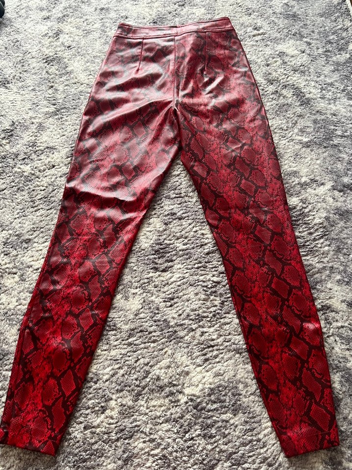 Kırmızı Yılan Derisi Desenli Deri Kadın Pantolon - Görsel 2