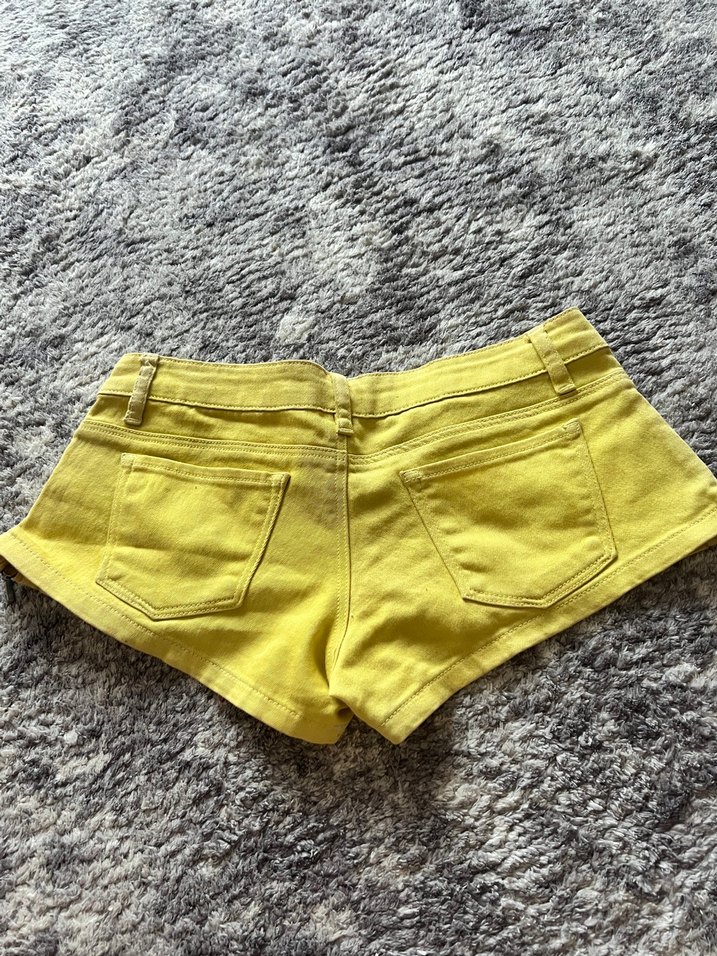 Sarı Mini Kadın Şort Düğmeli Fit Kesim - Görsel 2