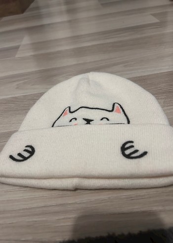 Nakışlı Örgü Beyaz Kedi Bere