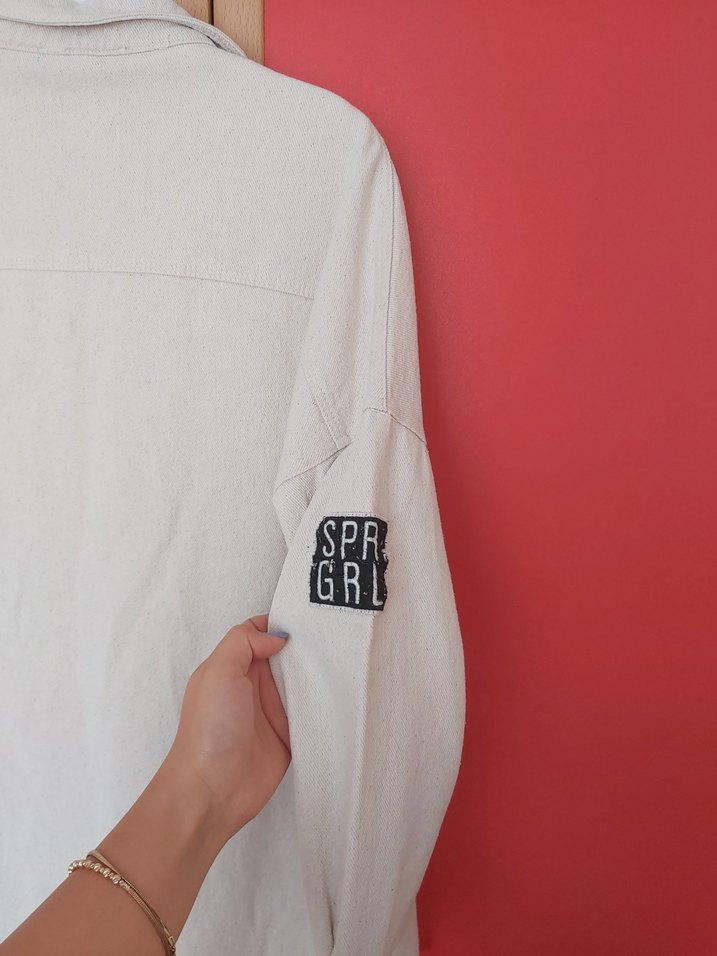 Kalın kumaş, yakalı, uzun kollu keten gömlek. - Görsel 3