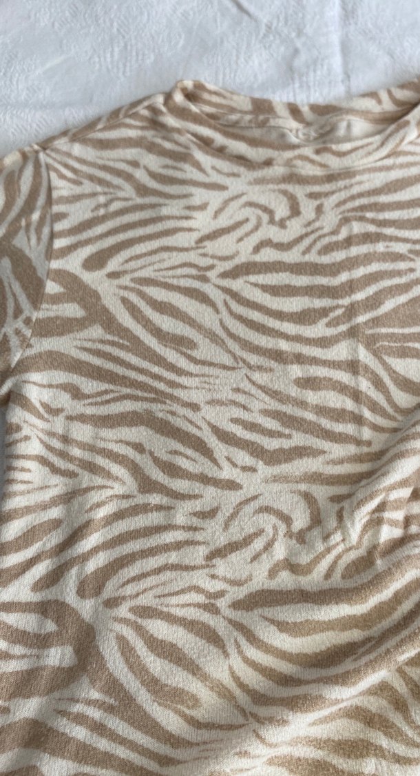 Kızlar için Bej Zebra Desenli Tişört - Görsel 2