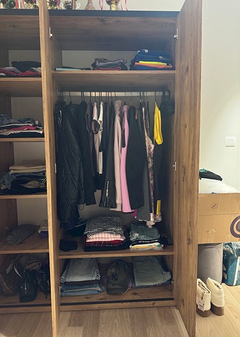 Ahşap görünümlü giyinme dolabı - Görsel 3