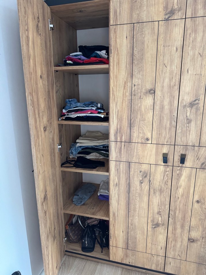 Ahşap görünümlü giyinme dolabı - Görsel 2