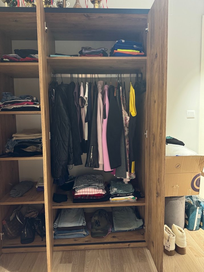 Ahşap görünümlü giyinme dolabı - Görsel 3