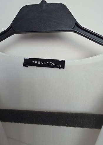 Trendyol & Milla Beyaz Drapeli V Yakalı Kolsuz Bluz