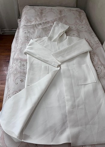 Uzun Beyaz Kapüşonlu Kadın yağmurluk - Görsel 2