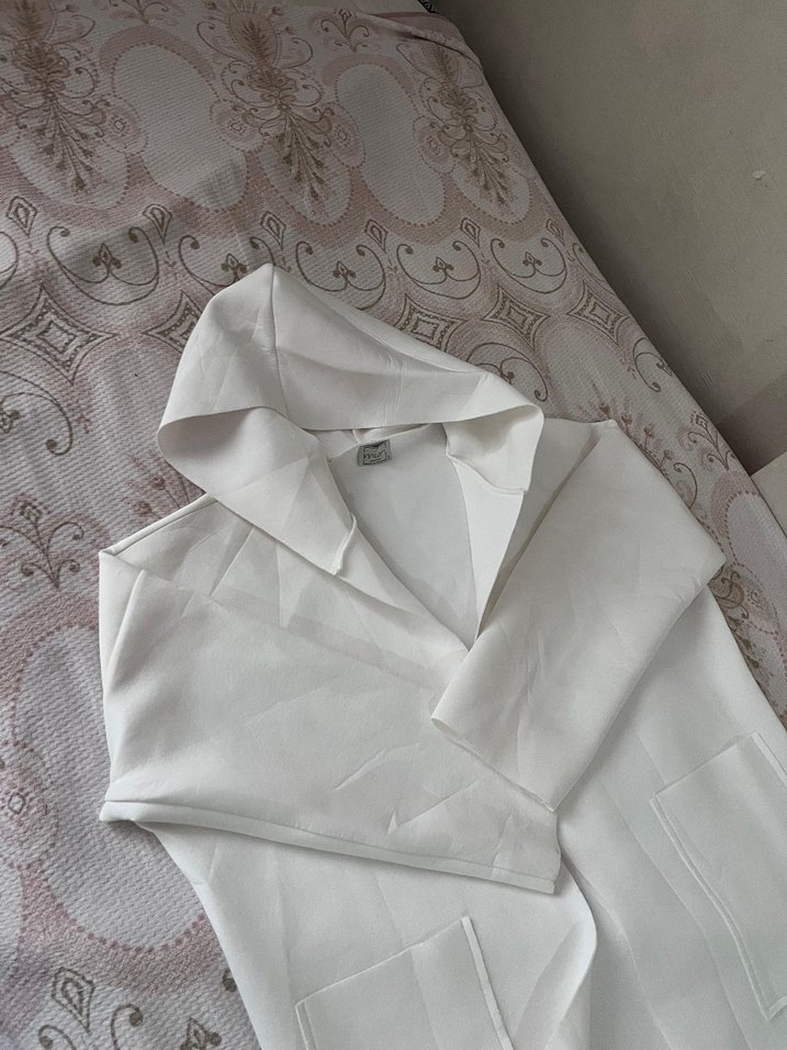 Uzun Beyaz Kapüşonlu Kadın yağmurluk - Görsel 3