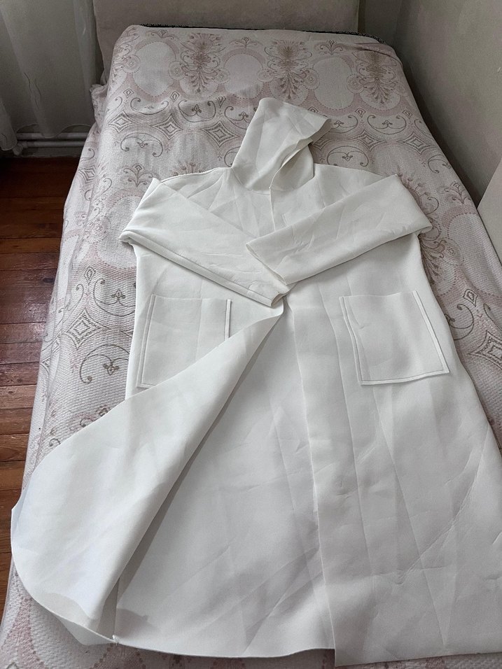 Uzun Beyaz Kapüşonlu Kadın yağmurluk - Görsel 2