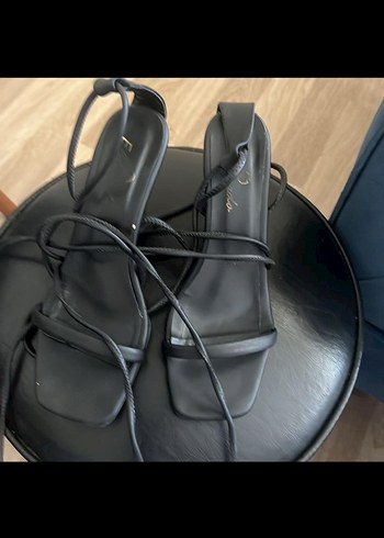 Siyah Deri Stiletto Topuklu Kadın Sandalet