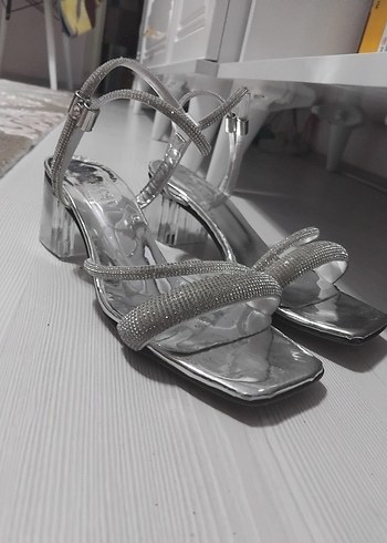 Zara Gri Metal Tokalı Blok Topuklu Kadın Ayakkabı