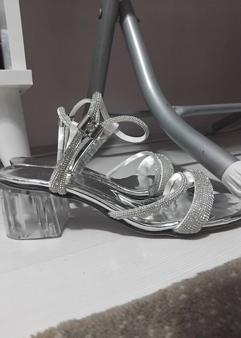 36 Beden Gri Metal Tokalı Blok Topuklu Kadın Ayakkabı
