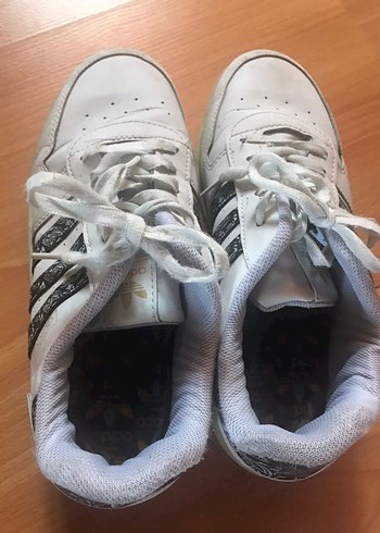 Adidas Beyaz Bağcıklı Spor Ayakkabı
