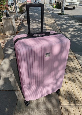 Pastel Pembe Fermuarlı Valiz