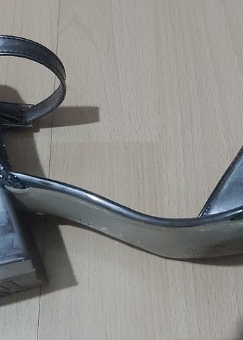 35 numara Gri ,parlak renk,Tokalı Ayakkabı - Görsel 3