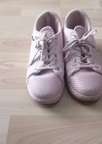 Açık pembe, bağcıklı spor ayakkabısı