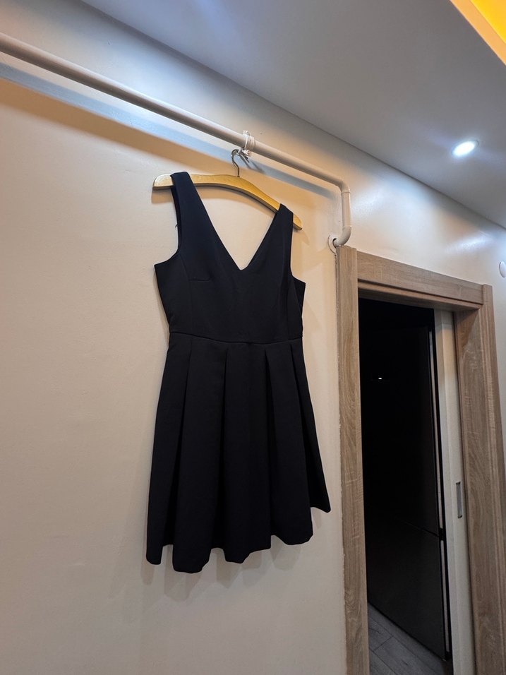 V Yaka Siyah Pilili Mini Elbise - Görsel 2