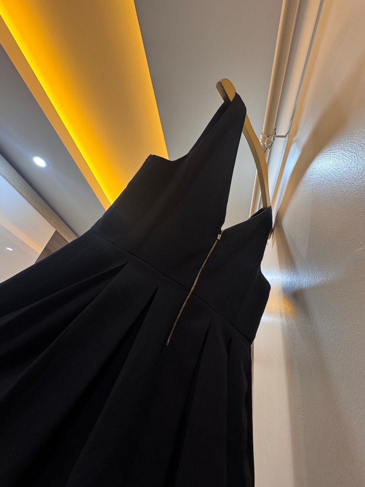 V Yaka Siyah Pilili Mini Elbise - Görsel 5