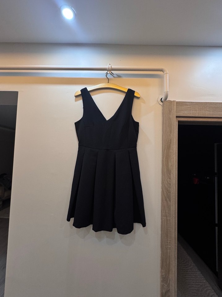 V Yaka Siyah Pilili Mini Elbise - Görsel 3