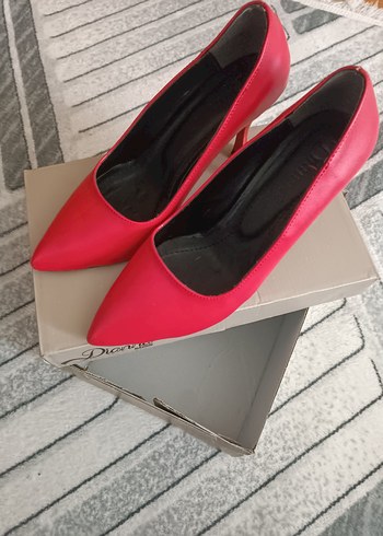 Zara Kırmızı Tokalı Stiletto Kadın Ayakkabı
