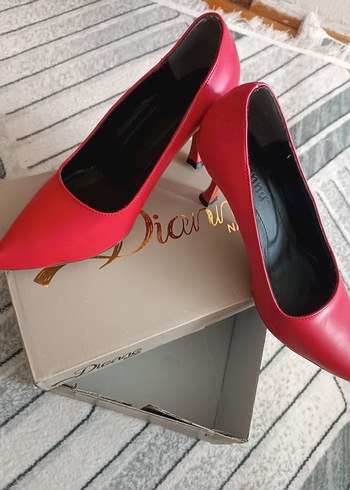 Kırmızı Tokalı Stiletto Kadın Ayakkabı