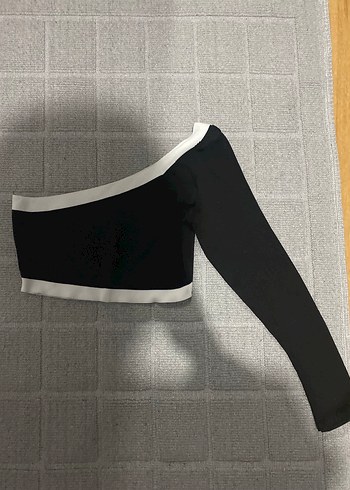 Tek Kollu Siyah Crop Bluz