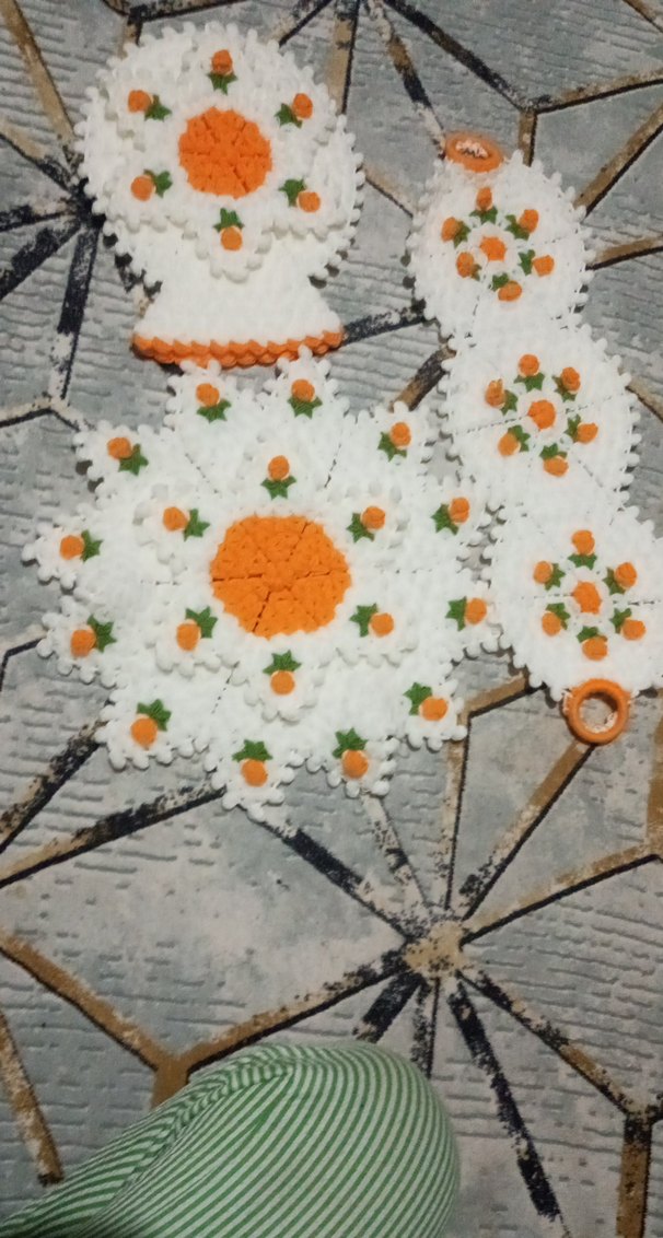 El Yapımı Turuncu-Beyaz Çiçekli Örgü Set - Görsel 2