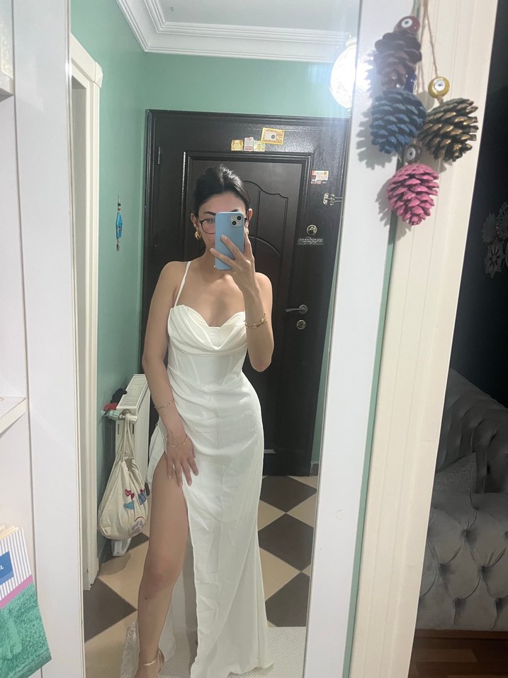 Beyaz Drapeli Uzun Straplez Elbise - Görsel 2