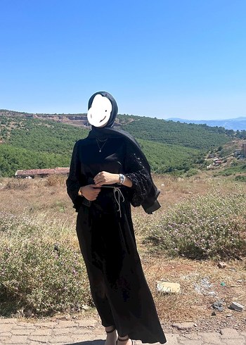 s Beden Siyah kolları taşlı kalın saten güzel elbise