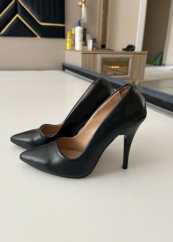Siyah Kürklü Stiletto Topuklu Kadın Ayakkabı
