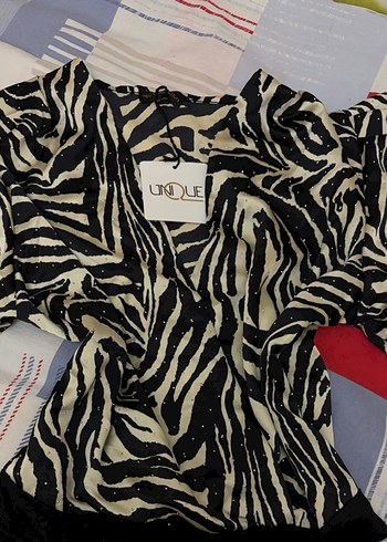 Zebra Desenli V Yaka Payetli Bluz - Görsel 2
