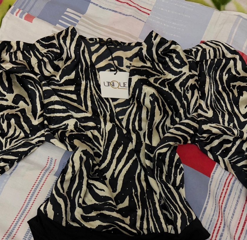 Zebra Desenli V Yaka Payetli Bluz - Görsel 2