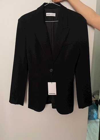 Siyah Düğmeli vatkalı belden oturtmalı kadın blazer bershka