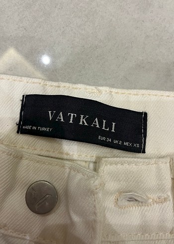 vatkalı beyaz düğmeli kot pantolon - Görsel 4