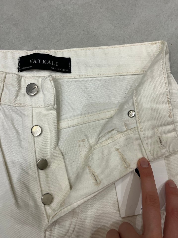 vatkalı beyaz düğmeli kot pantolon - Görsel 3