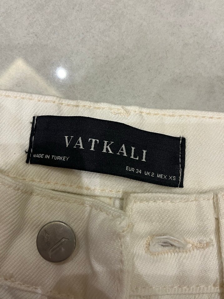 vatkalı beyaz düğmeli kot pantolon - Görsel 4