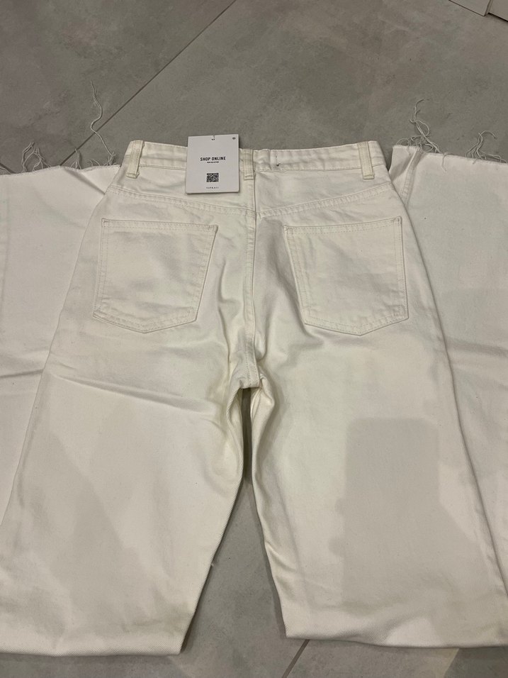 vatkalı beyaz düğmeli kot pantolon - Görsel 2