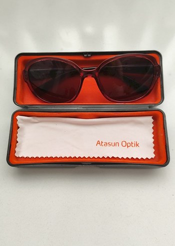 Kırmızı Güneş Gözlüğü
