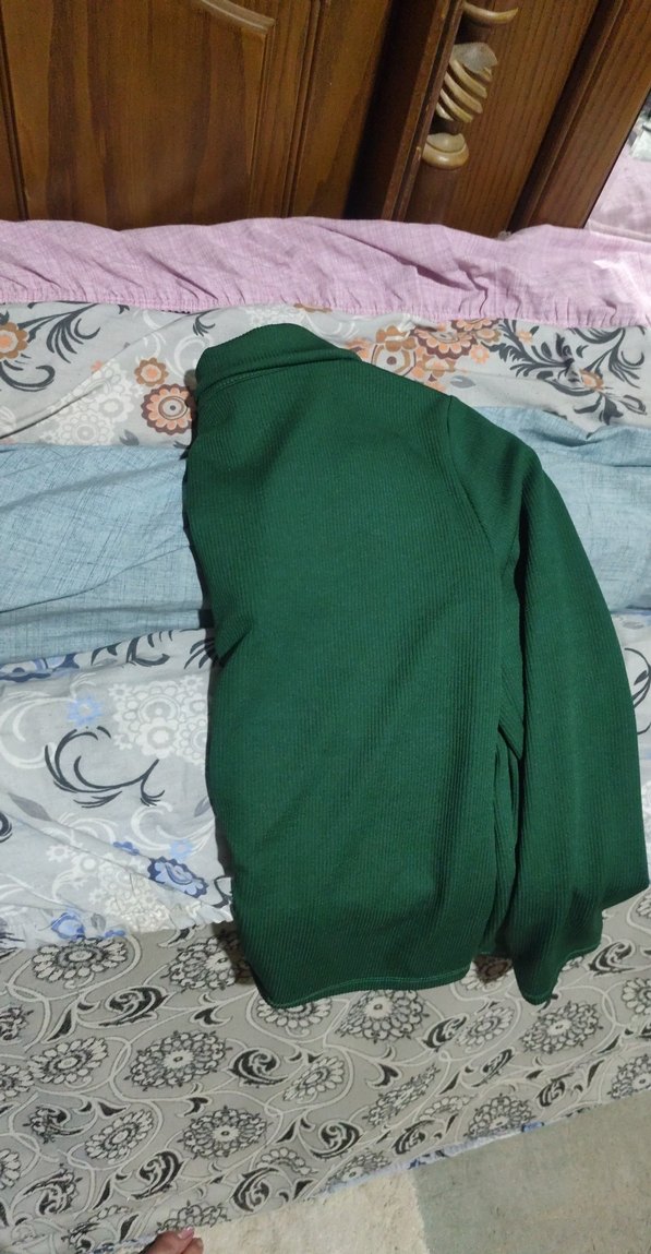 Şıklık ve Rahatlık: Koyu Yeşil U Yaka Bluz 
hic kullanılmadı — görsel 3/5