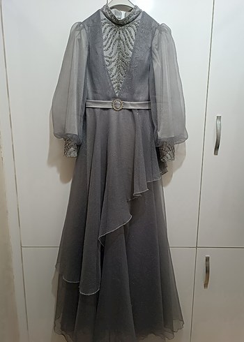 Gri Uzun Abiye Yüksek Yaka Nakışlı