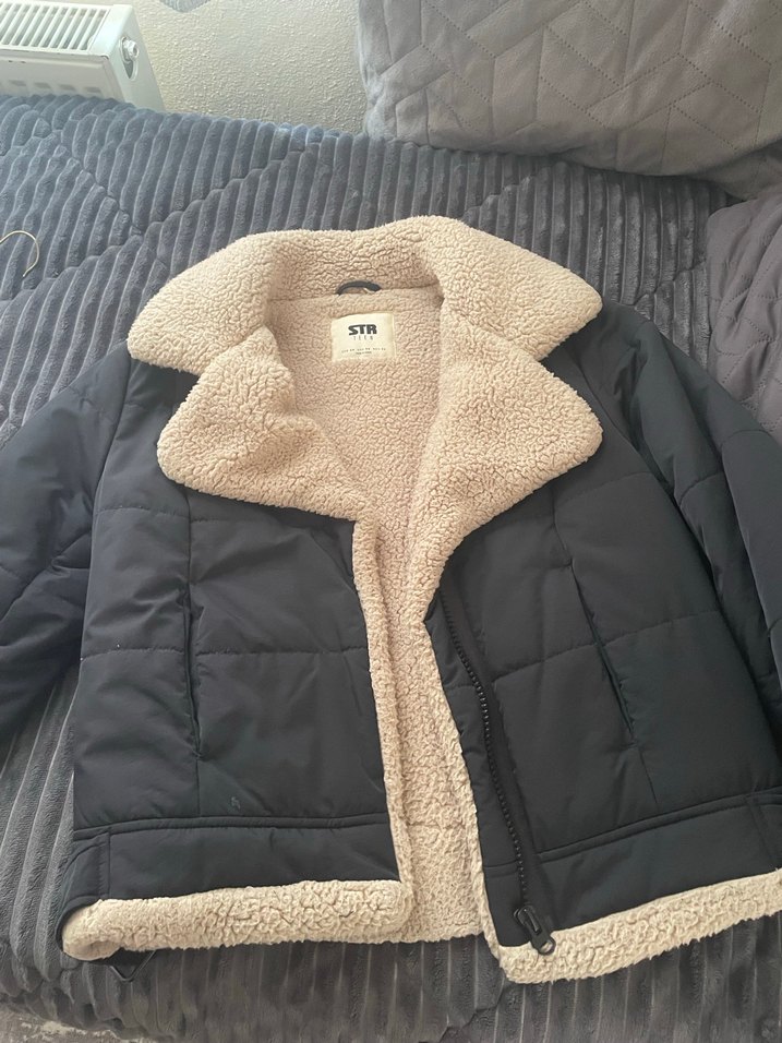 Bej Kürklü Siyah Kadın Mont Stradivarius - Görsel 2