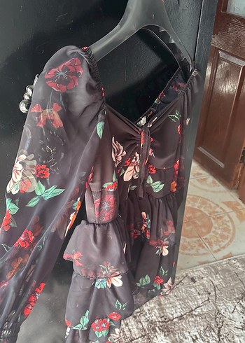 Siyah kolları tül önden bağlamalı elbise - Görsel 2