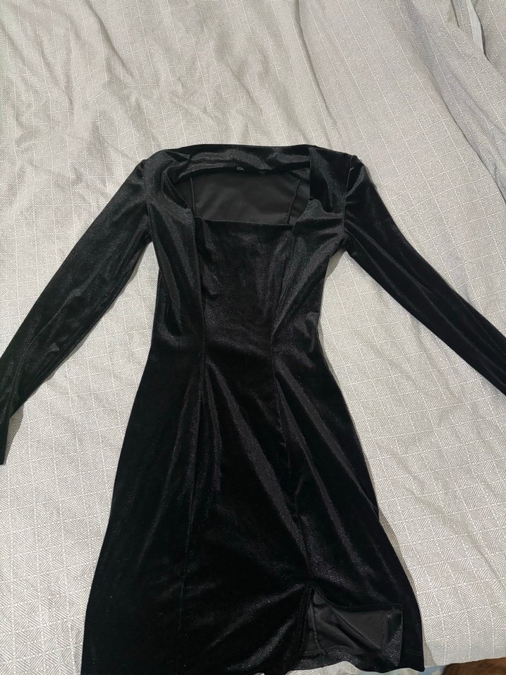 Siyah Yırtmaç Detaylı Uzun Kollu Kadife Elbise - Görsel 2