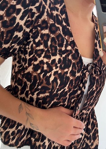 Leopar Desenli V Yaka Kemerli Kadın Bluz - Görsel 2