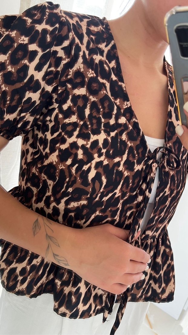 Leopar Desenli V Yaka Kemerli Kadın Bluz - Görsel 2